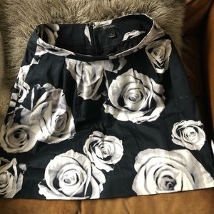 White House black market rose skirt with pockets